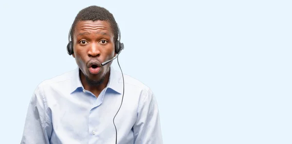 Hombre Negro Consultor Call Center Asustado Shock Expresando Pánico Miedo —  Fotos de Stock