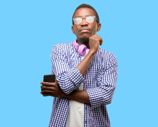 Africano Negro Hombre Estudiante Con Smartphone Pensamiento Mirando Arriba Expresando — Foto de Stock