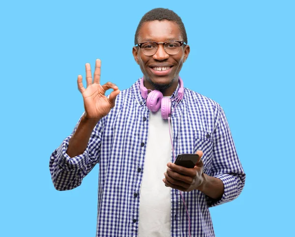 Africano Negro Estudiante Con Teléfono Inteligente Haciendo Gesto Signo Con —  Fotos de Stock