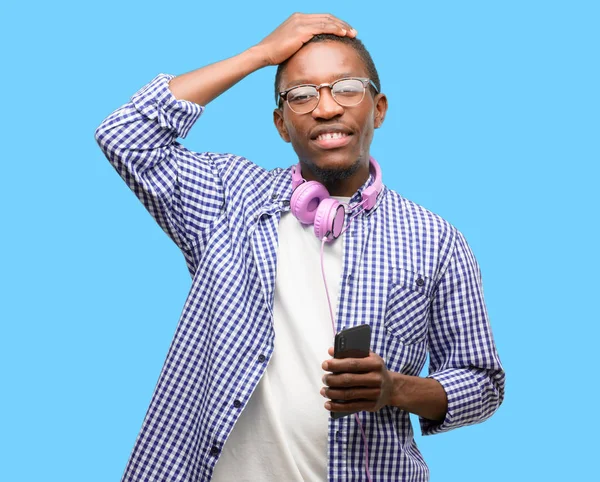 Afrikanska Svart Man Student Med Smartphone Livrädd Och Nervös Att — Stockfoto