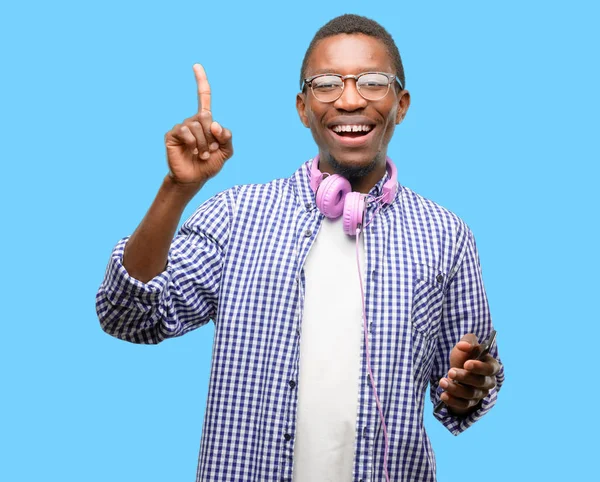 Afryki Czarny Człowiek Student Smartphone Strony Palcem Wskazującym — Zdjęcie stockowe