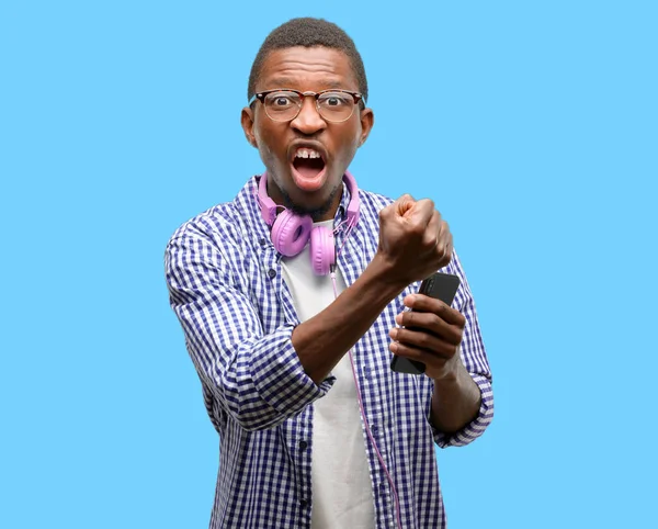 Afrikaanse Zwarte Man Student Met Smartphone Geïrriteerd Boos Het Uiten — Stockfoto