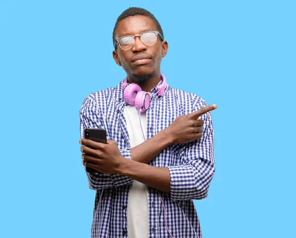Afrikai Fekete Férfi Diák Oldalán Ujjal Mutatva Smartphone — Stock Fotó