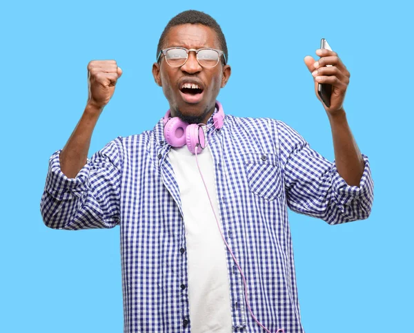 Afrikai Fekete Férfi Tanuló Okostelefon Boldog Izgatott Ünneplése Győzelem Nagy — Stock Fotó