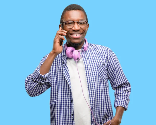 Africano Negro Estudiante Con Teléfono Inteligente Feliz Hablando Con Teléfono —  Fotos de Stock