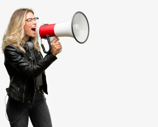 Mladý Student Ženu Sluchátky Komunikuje Křičí Hlasitě Drží Megafon Vyjadřující — Stock fotografie