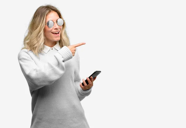 Νεαρή Όμορφη Γυναίκα Χρησιμοποιώντας Smartphone Που Δείχνει Μακριά Πλευρά Δάχτυλο — Φωτογραφία Αρχείου
