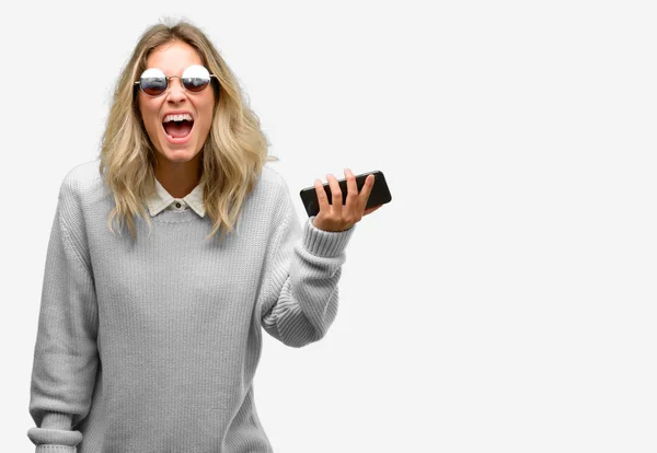 Νεαρή Όμορφη Γυναίκα Χρησιμοποιώντας Smartphone Αγχωτικός Τρομαγμένος Στον Πανικό Φωνάζει — Φωτογραφία Αρχείου