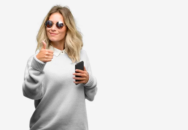 Νεαρή Όμορφη Γυναίκα Χρησιμοποιώντας Smartphone Που Χαμογελάει Γενικές Γραμμές Δείχνει — Φωτογραφία Αρχείου