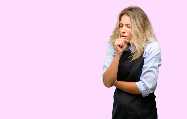 Jonge Shop Eigenaar Het Dragen Van Zwarte Schort Zieken Hoesten — Stockfoto