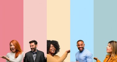 İnsanlar, kadın ve bir şey boş elinde tutan adam serin grup