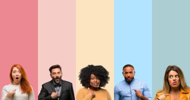 Parmak ile işaret kişi, kadın ve adam mutlu ve tezahürat ifade wow jest, serin grup