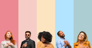 İnsanlar, kadın ve kalp, elinde olan sevgi ve sağlık kavramı ifade adam serin grup