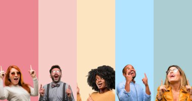 Serin grup insanlar, kadın ve adam mutlu ve yukarı dönük ifade wow jest tezahürat