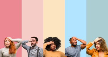 Serin grup insanlar, kadın ve adam çok korkmuş ve sinir anksiyete ve panik jest, bunalmış ifade