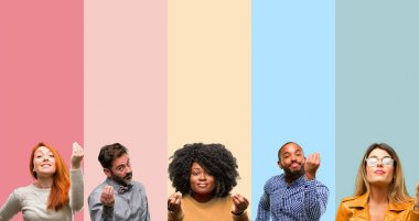 Kişi, kadın ve adam kızgın el tipik İtalyan jest kameraya bakarak el ile serin grup