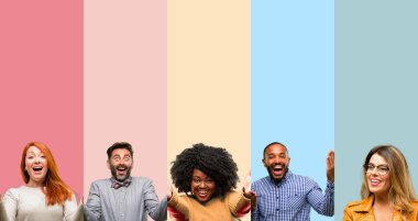 İnsanlar, kadın ve adam kendinden emin ve mutlu bir büyük doğal gülümseme hoş geldiniz hareketi ile serin grup