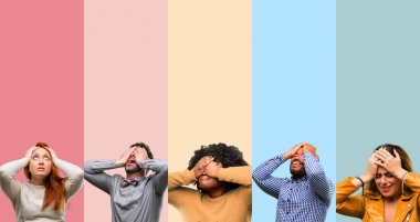 Baş, yorgun ve sinirli insanlar, kadın ve adam stresli tutmak ellerinde serin grup