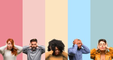 Serin grup kişi, kadın ve adam kulakları rahatsız edici gürültü görmezden kapsayan, kulak işitme ses önlemek için takar. Gürültülü müzik bir sorundur.