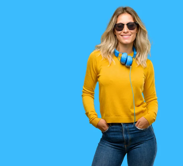 Mujer Hermosa Joven Con Auriculares Seguros Felices Con Una Gran —  Fotos de Stock