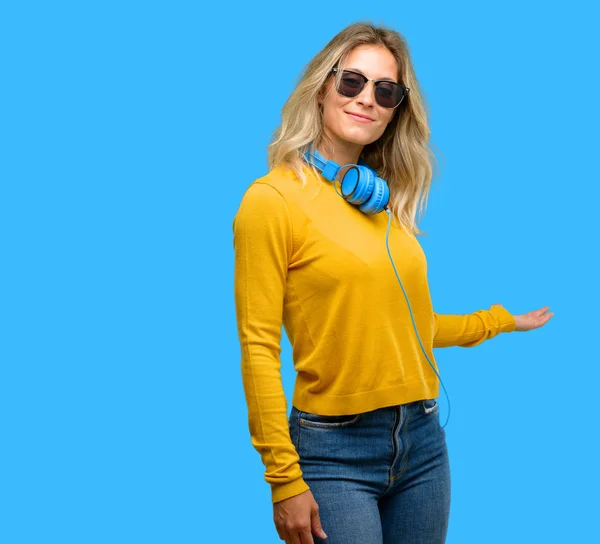 Mujer Hermosa Joven Con Auriculares Seguros Felices Con Una Gran — Foto de Stock