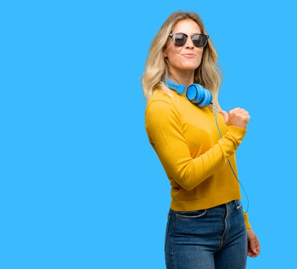 Mujer Hermosa Joven Con Auriculares Orgullosos Emocionados Arrogantes Señalando Con —  Fotos de Stock