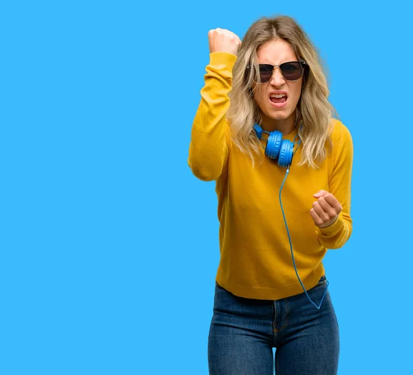 Jovem Mulher Bonita Com Fones Ouvido Irritado Irritado Expressando Emoção — Fotografia de Stock