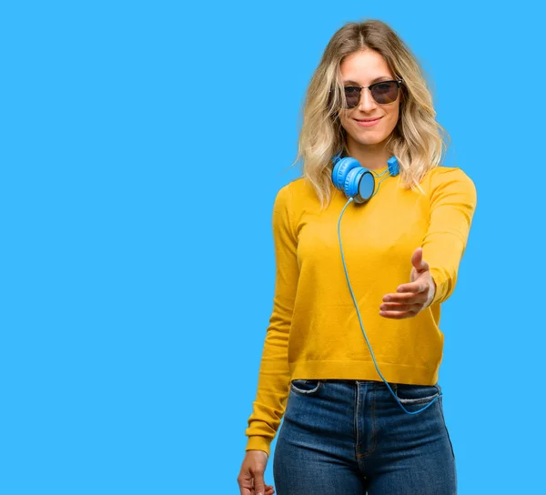 Joven Hermosa Mujer Con Auriculares Toma Mano Bienvenida Pose Apretón —  Fotos de Stock