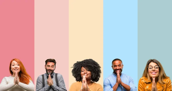 Cool Skupina Lidí Žena Muž Rukama Společně Modlí Gesto Vyjadřující — Stock fotografie