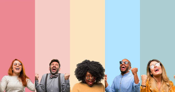 Крутая группа людей, женщина и мужчина счастливы и взволнованы, выражая выигрышный жест. Успешная и торжественная победа, торжествующая
