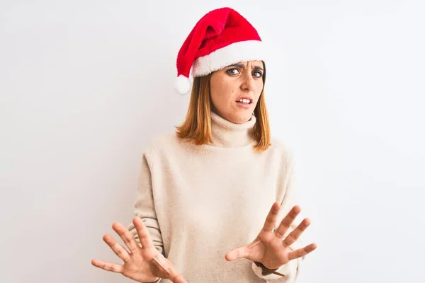 Mooie Roodharige Vrouw Draagt Kerstmuts Geïsoleerde Achtergrond Bang Doodsbang Van — Stockfoto