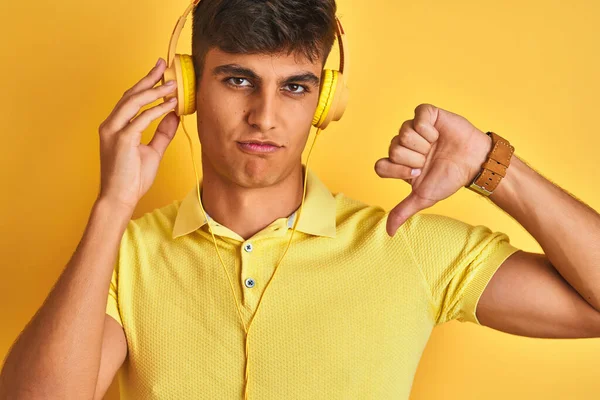 Jonge Indiaanse Man Luistert Naar Muziek Met Een Koptelefoon Geïsoleerde — Stockfoto