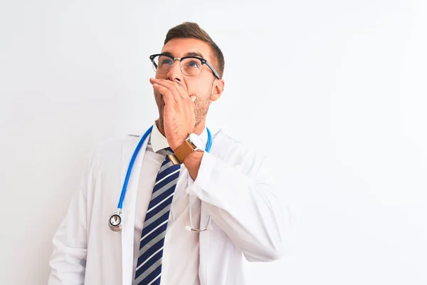 Joven Hombre Guapo Doctor Usando Estetoscopio Sobre Fondo Aislado Gritando —  Fotos de Stock