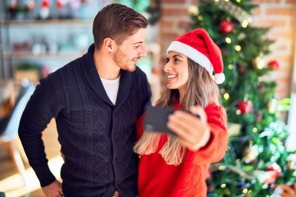 Junges Schönes Paar Das Glücklich Und Zuversichtlich Lächelt Stehen Und — Stockfoto