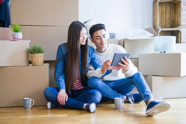 Young Asian Couple Sitting Floor New Apartment Arround Cardboard Boxes — Stock Photo, Image