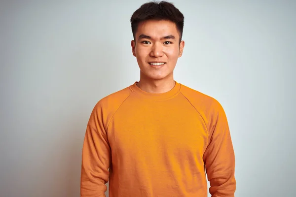 오렌지 스웨터 아시아 남자가 얼굴에 행복하고 미소를 위에서 있었다 운좋은 — 스톡 사진