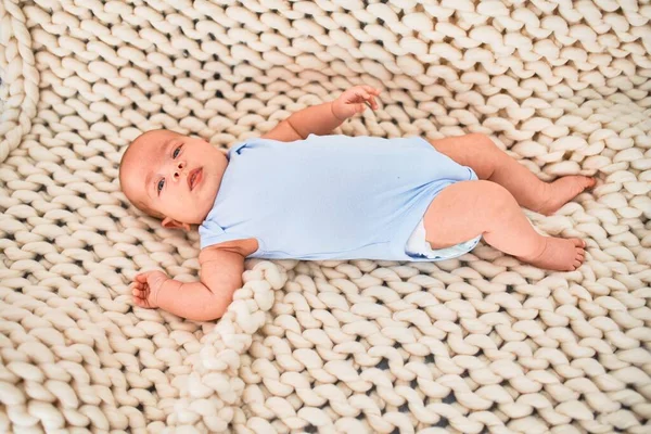 Schattige Baby Liggend Bank Deken Thuis Pasgeboren Ontspannen Rusten Comfortabel — Stockfoto