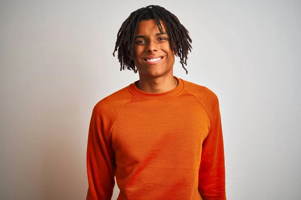 Afroamerikanischer Mann Mit Dreadlocks Und Orangefarbenem Pullover Vor Isoliertem Weißem — Stockfoto