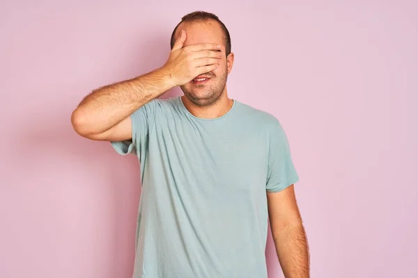 Ung Man Bär Blå Casual Shirt Stående Över Isolerade Rosa — Stockfoto