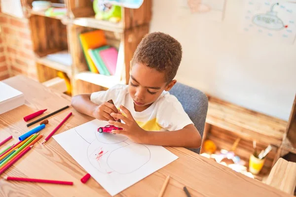 Hermoso Niño Afroamericano Sentado Pintando Juguete Coche Usando Rotulador Escritorio — Foto de Stock