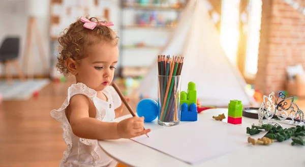 Prachtige Kaukasische Baby Spelen Met Speelgoed Kleurrijke Speelkamer Vrolijke Speelse — Stockfoto