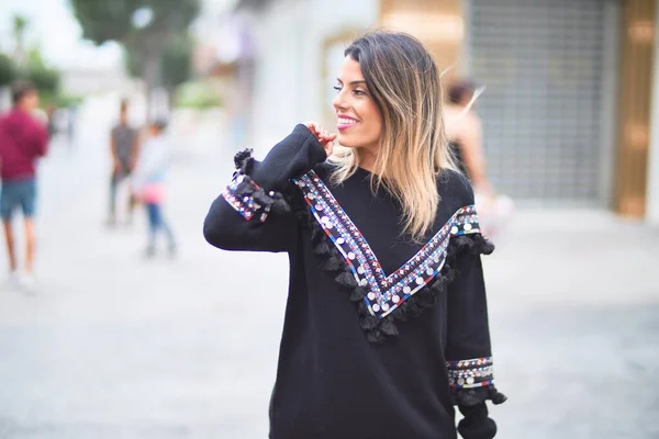 아름다운 소녀가 스웨터를 거리를 — 스톡 사진
