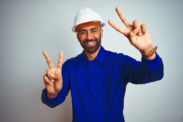 Knappe Indiaanse Arbeider Uniform Helm Geïsoleerde Witte Achtergrond Lachend Naar — Stockfoto