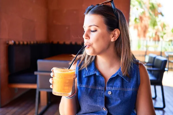 Joven Hermosa Mujer Sentada Restaurante Disfrutando Vacaciones Verano Bebiendo Batido — Foto de Stock