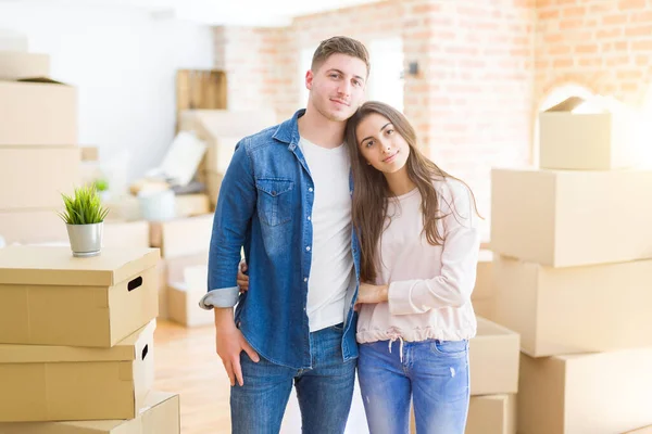 Schönes Junges Paar Das Ein Neues Haus Zieht Mit Ernstem — Stockfoto