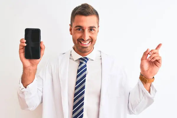 Young Scientist Man Showing Smartphone Screen Isolated Background Very Happy — Stock Photo, Image