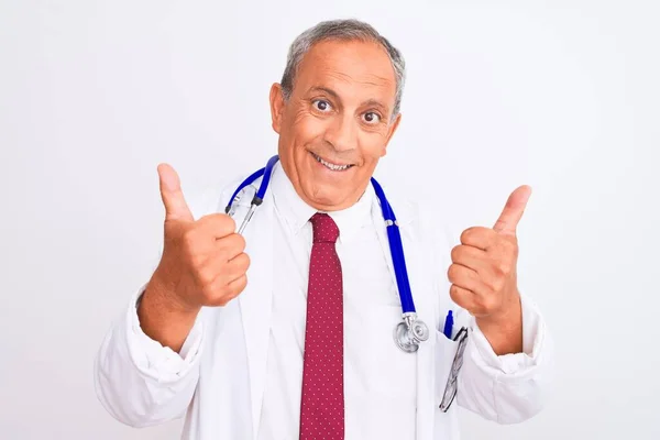 Steteskop Takan Yaşlı Gri Saçlı Doktor Arka Plandaki Izole Edilmiş — Stok fotoğraf