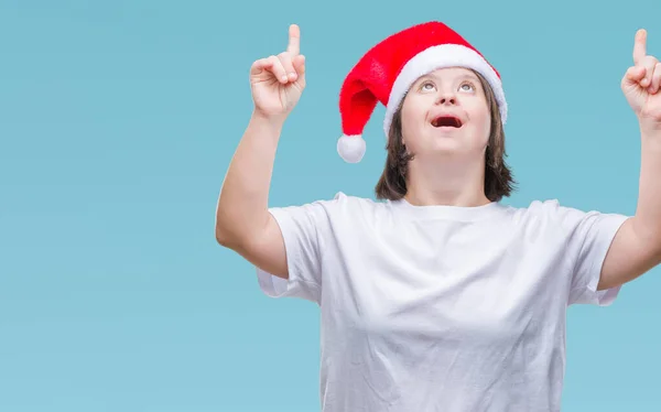 Junge Erwachsene Frau Mit Syndrom Mit Weihnachtsmütze Vor Isoliertem Hintergrund — Stockfoto