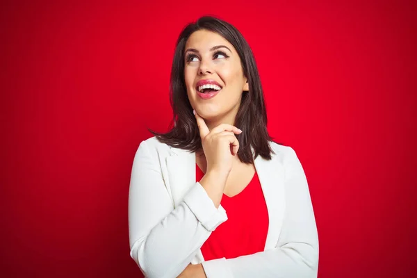 Joven Mujer Negocios Hermosa Con Chaqueta Elegante Sobre Fondo Rojo —  Fotos de Stock