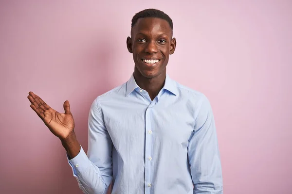 Hombre Afroamericano Con Camisa Azul Elegante Pie Sobre Fondo Rosa —  Fotos de Stock